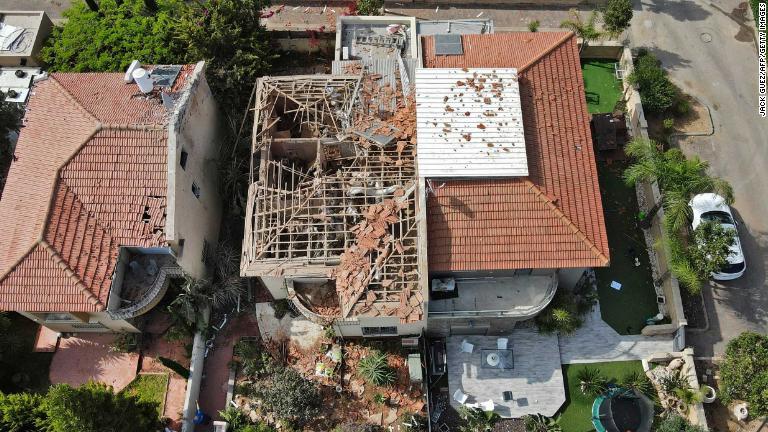 ロケット弾で破損した家屋＝１１日、イスラエル・アシュケロン/Jack Guez/AFP/Getty Images