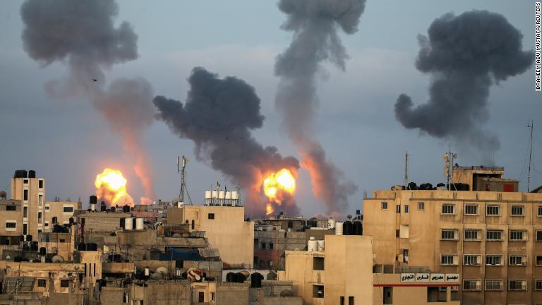 イスラエル軍の空爆によって立ち上る炎と煙＝１１日/Ibraheem Abu Mustafa/Reuters