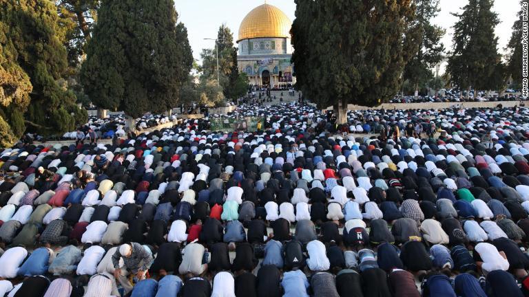 ラマダン（断食月）明けを祝う「イード・アル・フィトル」を迎えて祈りをささげる人々＝１３日、エルサレム/Ahmad Gharabli/AFP/Getty Images