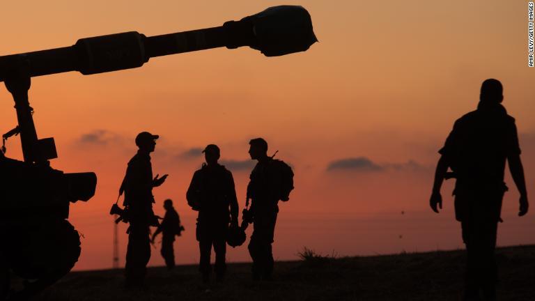 イスラエル軍の砲兵隊＝１４日/Amir Levy/Getty Images