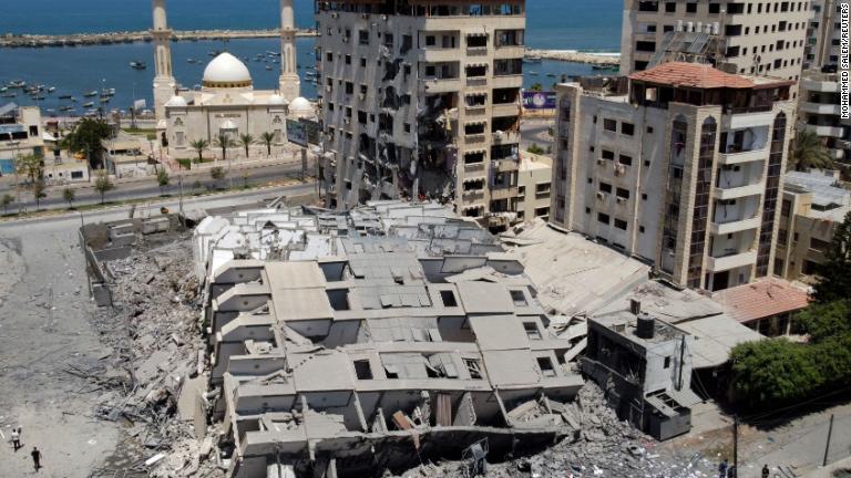 イスラエル軍の空爆で破壊された建物＝１２日/Mohammed Salem/Reuters