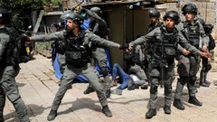 パレスチナ人を拘束するイスラエル警察＝１０日