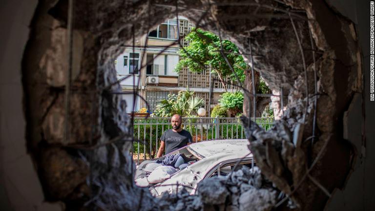 ガザ地区からのロケット弾で損傷した家や車両＝イスラエル・アシュケロン/Ilia Yefimovich/picture alliance/dpa/Getty Images