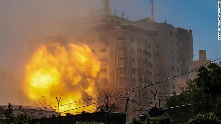 ＡＰ通信やアルジャジーラなど報道機関が入居しているビルから吹き出る炎。イスラエル軍の空爆により破壊された＝１５日/Mohammed Abed/AFP/Getty Images
