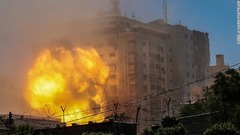 ＡＰ通信やアルジャジーラなど報道機関が入居しているビルから吹き出る炎。イスラエル軍の空爆により破壊された＝１５日
