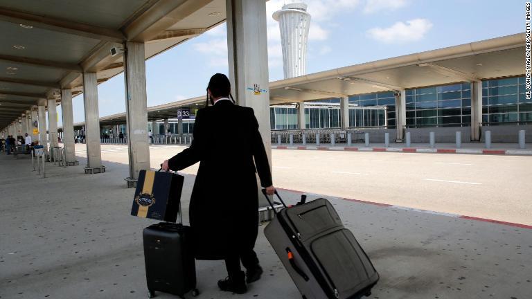 航空各社がイスラエル便を欠航したことで閑散としている空港＝１３日、ベングリオン空港/GIL COHEN-MAGEN/AFP/Getty Images