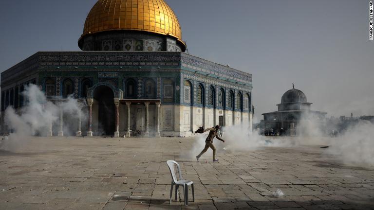 催涙ガスから逃げるパレスチナ人＝１０日、エルサレム旧市街/Mahmoud Illean/AP