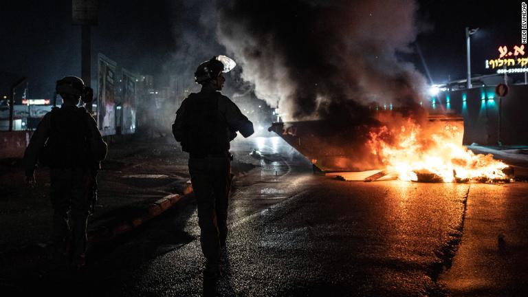 パトロールするイスラエルの警察官＝１２日/Heidi Levine/AP