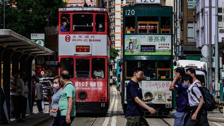 香港に居住する外国人のうち４２％が同地からの転出を考慮あるいは計画していることがわかった/Anthony Wallace/AFP/Getty Images