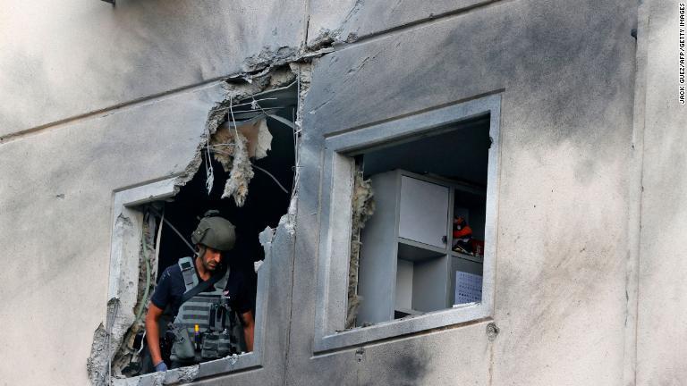 被害の具合を調べるイスラエル軍兵士＝１１日、イスラエル・アシュケロン/Jack Guez/AFP/Getty Images