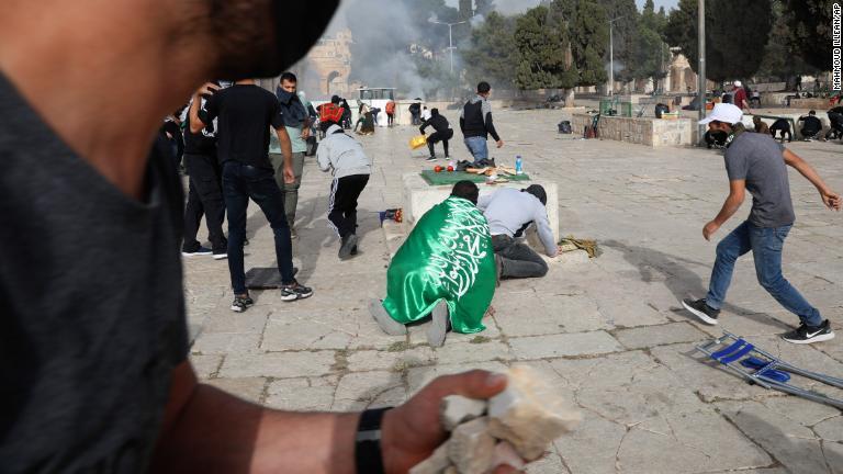衝突するパレスチナの人々とイスラエルの治安部隊＝１０日、エルサレム旧市街/Mahmoud Illean/AP