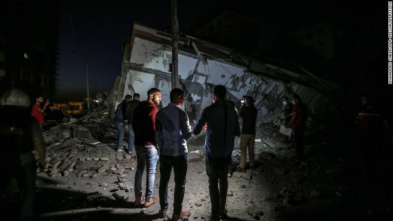 破損した建物を調べるパレスチナの人々＝１１日/Mohammed Saber/EPA-EFE/Shutterstock