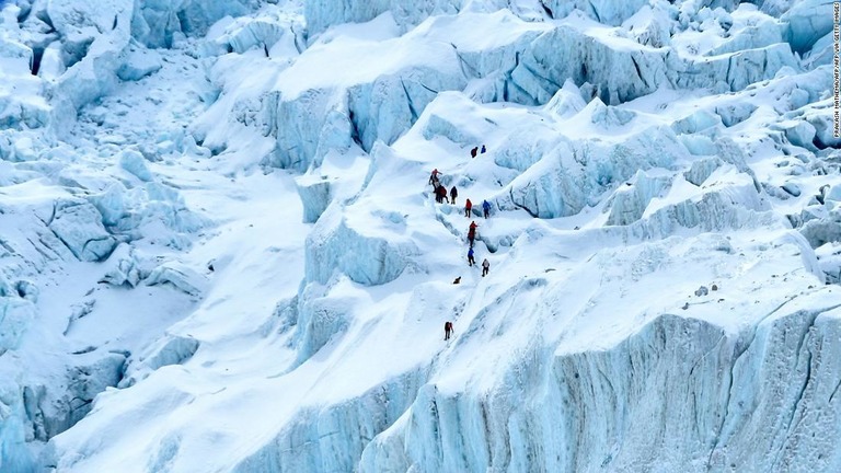 エベレストのネパール側のベースキャンプ付近を登る登山者＝５月２日/Prakash Mathema/AFP/Getty Images