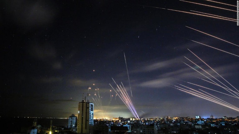 ガザ北郊の町ベイトラヒアでロケット弾を迎撃するイスラエルの防空システム「アイアンドーム」/Anas Baba/AFP/Getty Images