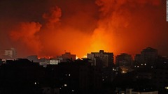 イスラエル軍による空爆後に炎が上がる＝１６日、ガザ
