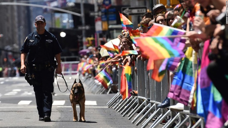 パレード参加者の前を警察犬と共に歩く警官＝２０１７年６月２５日/Anthony Behar/Sipa USA/AP