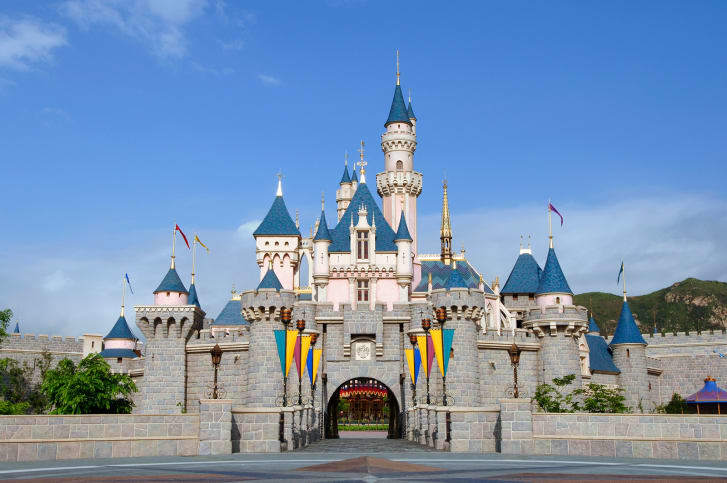 「眠れる森の美女の城」は１６年にわたって香港ディズニーランドのシンボルだった/Courtesy Hong Kong Disneyland Resort