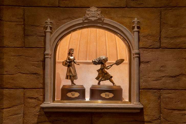 並んで立つ「美女と野獣」のベルと「モアナと伝説の海」のモアナの銅像/Courtesy Hong Kong Disneyland Resort