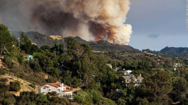 米ロサンゼルス郡で続く山火事をめぐり、放火の疑いで男１人が拘束された/Gina Ferazzi/Los Angeles Times/Getty Images