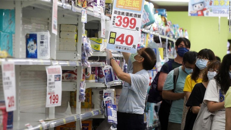 ティッシュペーパーやトイレットペーパーを買い求める人々＝１５日、台北市/I-Hwa Cheng/Bloomberg/Getty Images