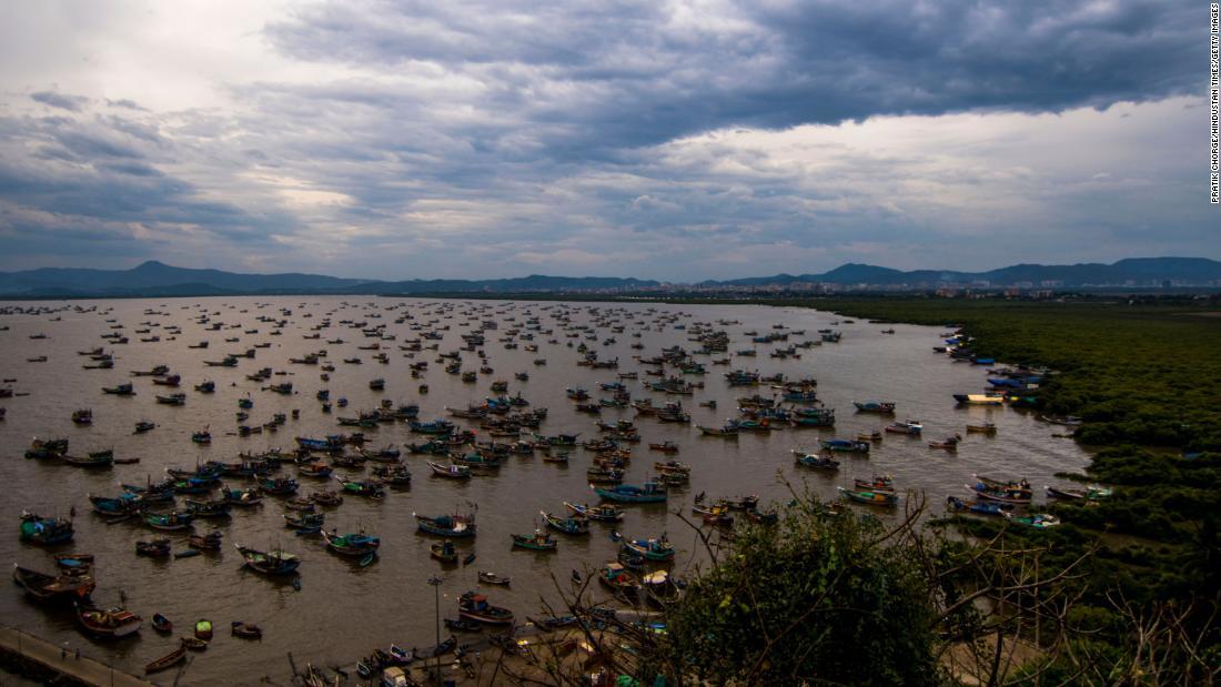 ムンバイ地域の沿岸の村ウッタンではサイクロンに備えて船をいかりで固定＝１６日/Pratik Chorge/Hindustan Times/Getty Images