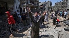 ガザ地区でイスラエル軍による空爆の被害を確認するパレスチナ人の人々
