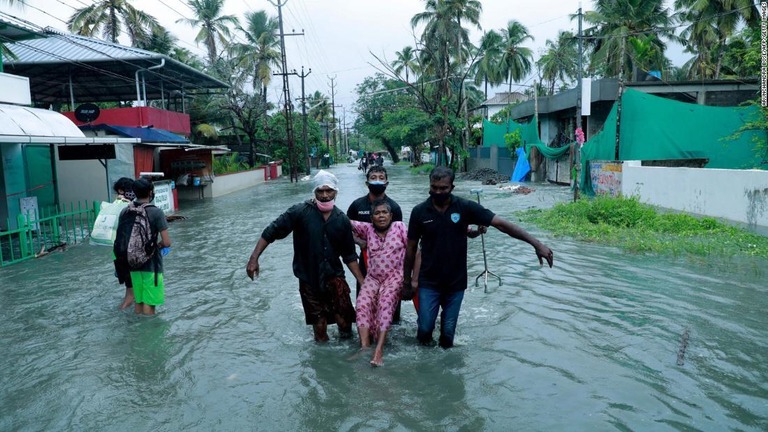 タウテの影響でケララ州コチでは道路が冠水し、当局が住民を避難させている＝１４日/Arunchandra Bose/AFP/Getty Images