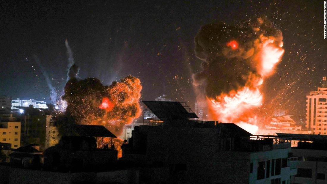 イスラエル軍の空爆を受けるガザ市の建物=18日未明/Mahmud Hams/AFP/Getty Images