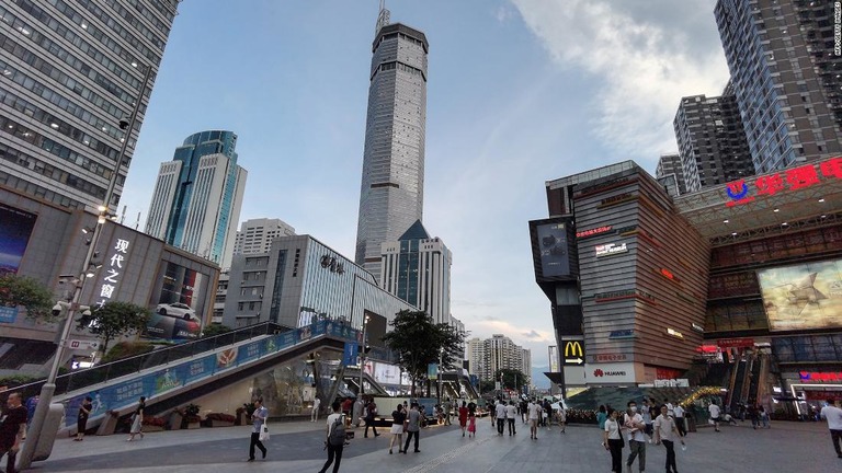 中国・深センの高層ビル「ＳＥＧプラザ」が突然揺れ始め、中にいた人たちが退避した/AFP/Getty Images