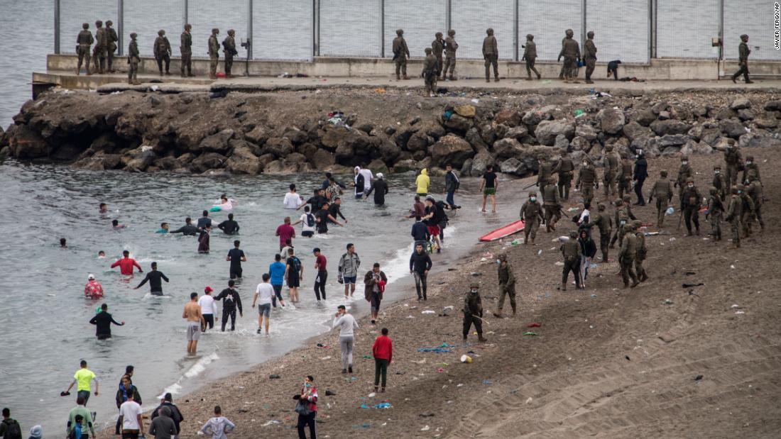６０００人の移民 泳いでモロッコからスペイン領セウタへ １人溺死 1 2 Cnn Co Jp