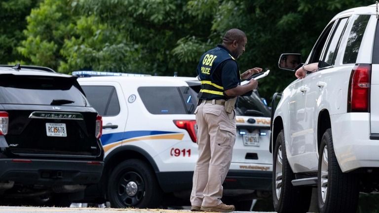 警官が容疑者を射殺した現場で捜査に当たるジョージア州捜査局（ＧＢＩ）の職員/Ben Gray/AP