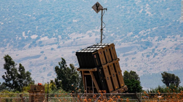 イスラエルの防空システム「アイアンドーム」を構成する砲台/Jalaa Marey/AFP/Getty Images