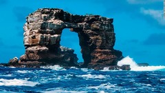 ガラパゴス諸島の名所、アーチ形の巨岩が崩落