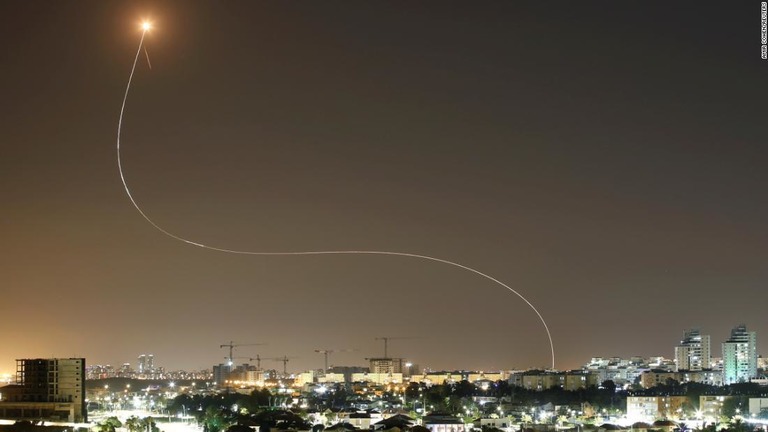アシュケロンでアイアンドームがガザから発射されたロケット弾を迎撃する様子/Amir Cohen/Reuters