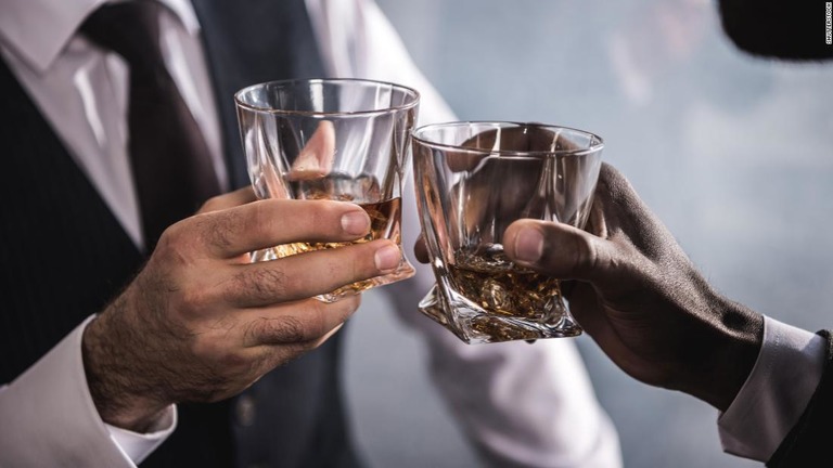 どれだけ少量でもアルコールの摂取は脳の健康の悪化につながるとの研究が発表された/Shutterstock