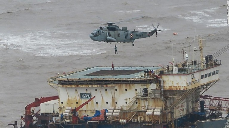 サイクロンの影響で艀に取り残された乗員を救出するインド海軍のヘリコプター/India Navy/AFP/Getty Images