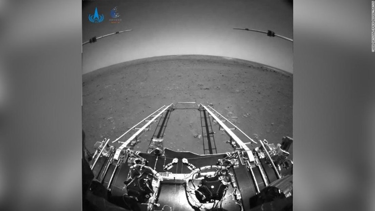 火星探査車「祝融」が撮影した画像/China National Space Administration
