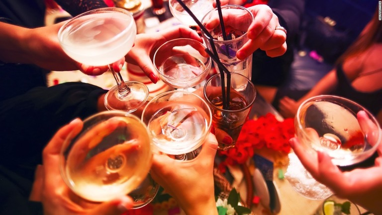 飲酒と健康リスクの関連を指摘する研究は過去にも複数行われてきた/Shutterstock