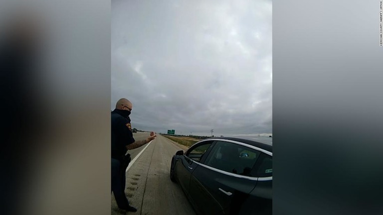 オートパイロットで走行中の男性が車を走らせながら眠っているようにみえ、保安官代理らが車の停止を命じたことがわかった/Kenosha County Sheriff's Office