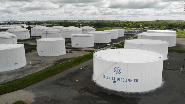 米石油パイプライン大手コロニアル・パイプラインの貯蔵タンク＝１０日、米ニュージャージー州ウッドブリッジ/Ted Shaffrey/AP