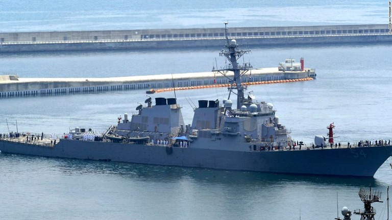 米海軍の誘導ミサイル駆逐艦「カーティス・ウィルバー」＝２０１０年６月４日、韓国/Jo Jong-ho/Yonhap/AP