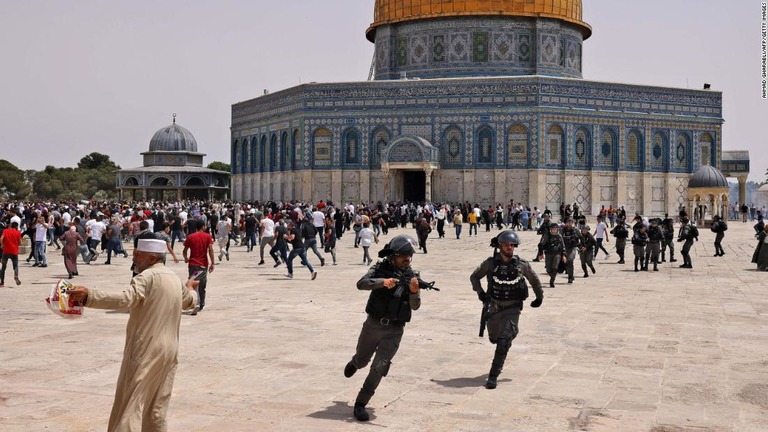 イスラエル治安部隊とパレスチナ人がエルサレムのモスクの敷地内で衝突/Ahmad Gharabli/AFP/Getty Images
