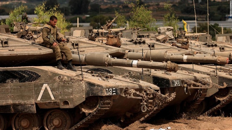 ガザとの境界に配備されたイスラエル軍の戦車/Tsafrir Abayov/AP