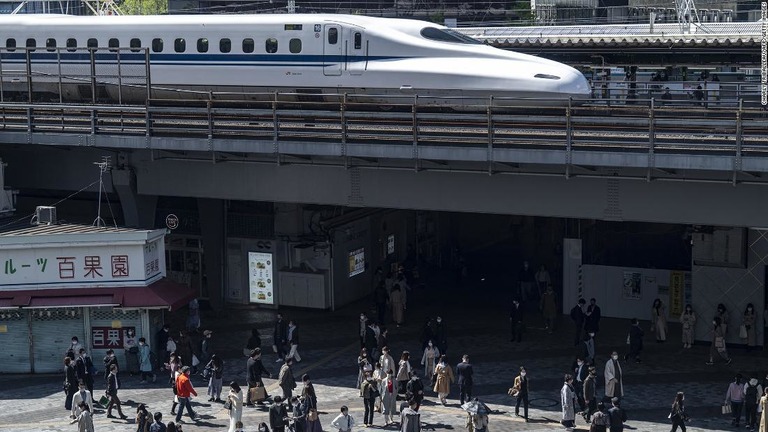 新幹線の運転士が腹痛を覚え、走行中に運転室を離れてトイレを使用する出来事があった/Charly Triballeau/AFP/Getty Images