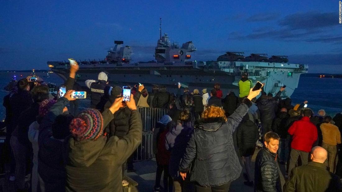 空母クイーン・エリザベスはポーツマス海軍基地を出発して28週間の旅に出る/Steve Parsons/AP
