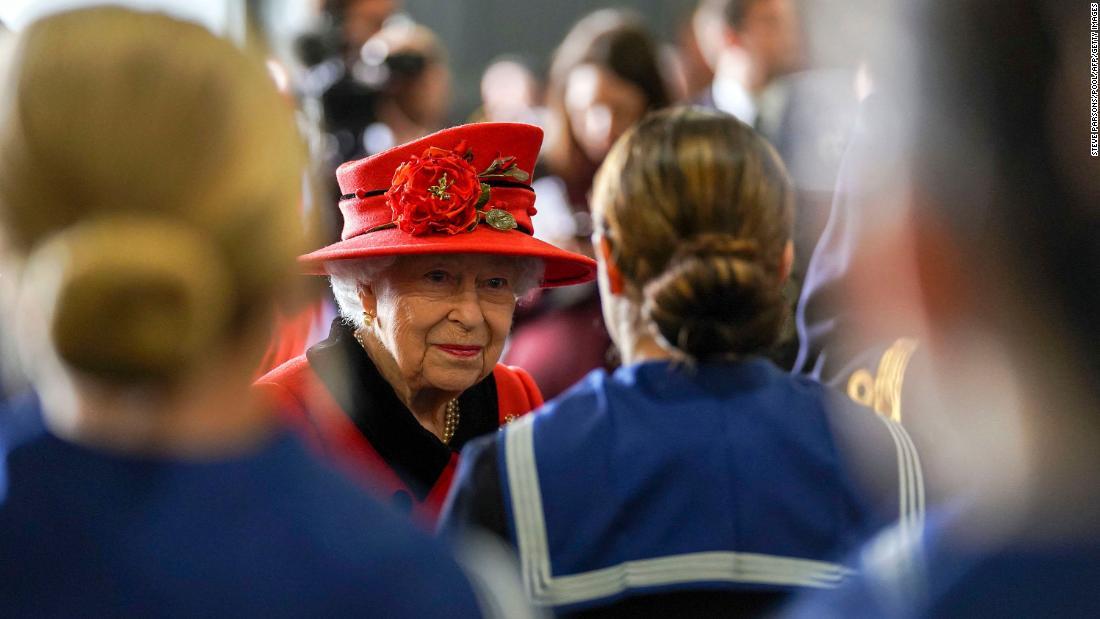 訪問中に軍の要員に話しかけるエリザベス女王＝５月２２日/Steve Parsons/Pool/AFP/Getty Images