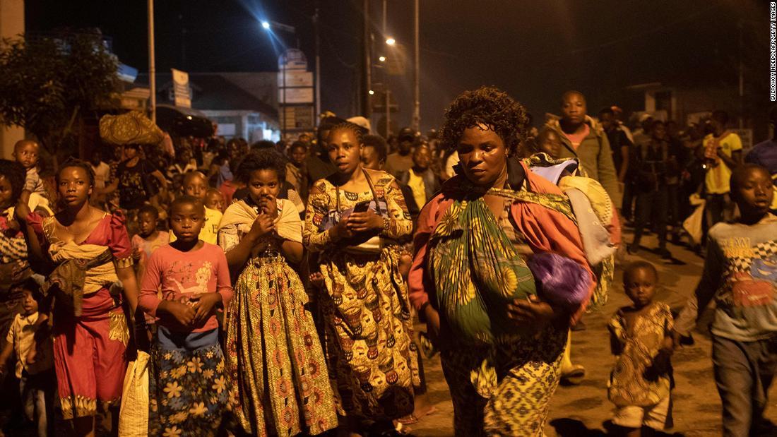 噴火を受けて住民がゴマを離れる＝２２日/Guerchom Ndebo/AFP/Getty Images