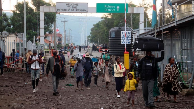 コンゴからルワンダに人々が避難し、その後戻っていった/Justin Kabumba/AP