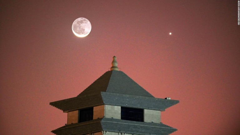 夜空に浮かぶ月と金星＝２０２０年１１月、中国・新疆ウイグル自治区/Que Hure/VCG/Getty Images
