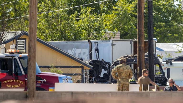 戦闘機の墜落を調べる米兵＝２４日、米ネバダ州州ラスベガス近郊/L.E. Baskow/AP